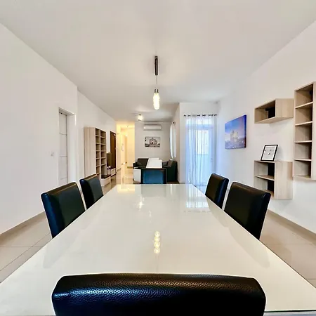 Shared In St Julian's Lejlighed